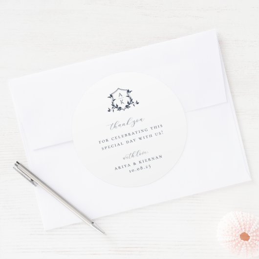 Tijdloze Vines Navy Crest Wedding Monogram Ronde Sticker (Envelop)