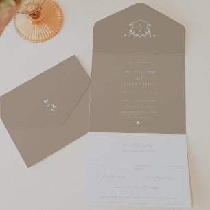 Tijdloze wijnstokken Beige Monogram Bruiloft Crest All In One Uitnodiging