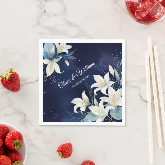 Tijdloze witte lelies op een rijke marine achtergr servet (Insitu)