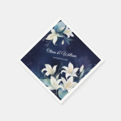 Tijdloze witte lelies op een rijke marine achtergr servet (Hoek)