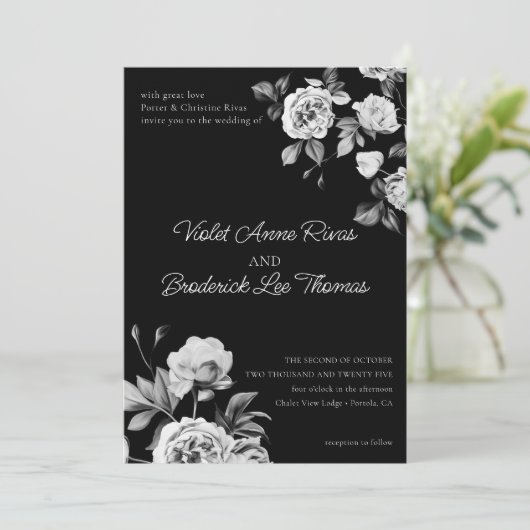 Tijdloze zwart-wit bloemen bruiloft uitnodiging (Staand voorkant)