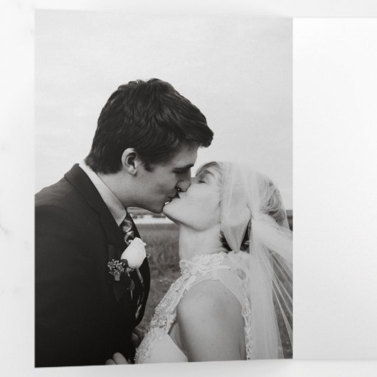 Tijdloze zwart-wit monogram moderne bruiloft drieluik uitnodiging (Binnenzijde eerst)