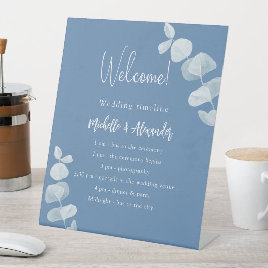 Tijdstip van het mosterdblauwe eucalyptusprogramma reclamebord met voetstuk (Insitu)