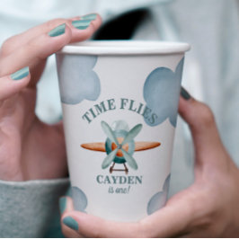 Tijdvliegdag vliegend vliegtuig papieren bekers