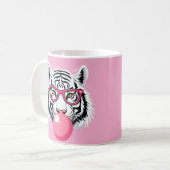 Tijger die een bril draagt en roze bubbelkauwgom b koffiemok (Voorkant links)