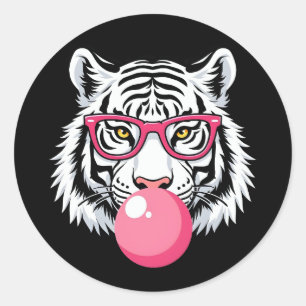 Tijger die een bril draagt en roze bubbelkauwgom b ronde sticker