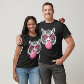 Tijger die een bril draagt en roze bubbelkauwgom b t-shirt (Unisex)