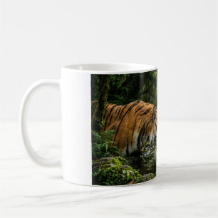 Tijger drinkend uit een junglezwembad koffiemok