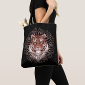 Tijger in gras tote bag (Dichtbij)