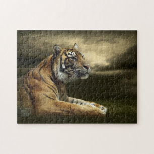 Tijger kijkt en zit onder dramatische hemel legpuzzel