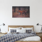 Tijger loopt door het bos canvas afdruk (Insitu (Slaapkamer))
