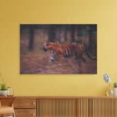 Tijger loopt door het bos canvas afdruk (Insitu (Woonkamer))