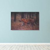 Tijger loopt door het bos canvas afdruk (Insitu (Houten vloer))