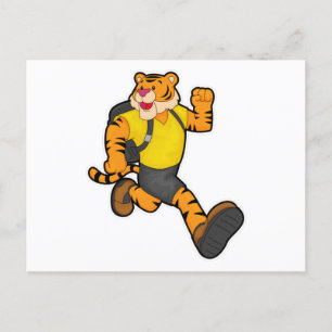 Tijger loopt met rugzak briefkaart