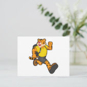 Tijger loopt met rugzak briefkaart (Staand voorkant)