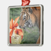 Tijger met kerstcadeau metalen ornament (Links)