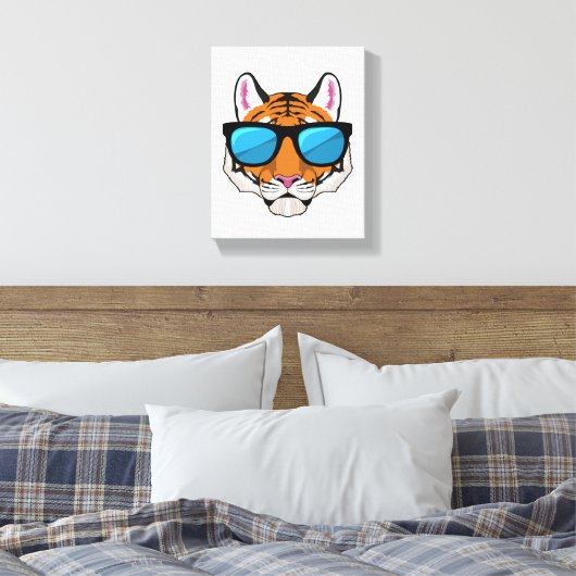 Tijger met zonnebril canvas afdruk (Insitu (Slaapkamer))