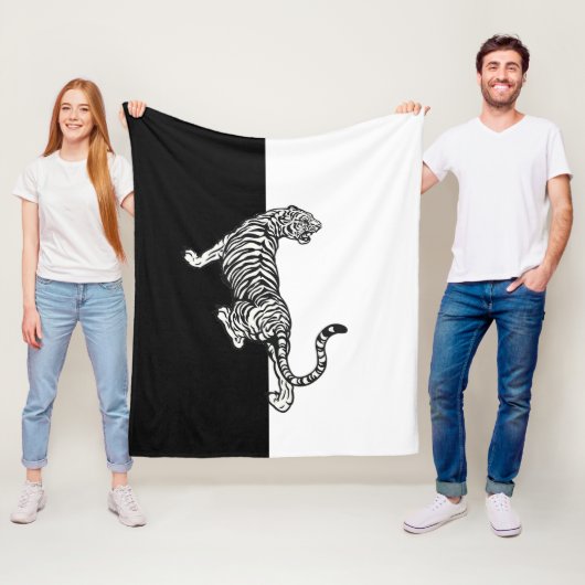 Tijger op zwart en wit fleece deken (In situ)
