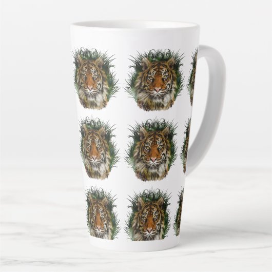 Tijger peering door gras latte mok (Rechterhoek)