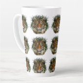 Tijger peering door gras latte mok (Linkerhoek)