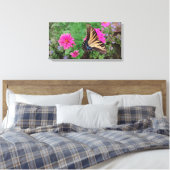 Tijger slib tussen roze en paarse bloemen canvas afdruk (Insitu (Slaapkamer))