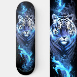 Tijger wit & blauw gloeiende koele stijl persoonlijk skateboard<br><div class="desc">Rol in de schijnwerpers met ons Tiger White & Blue Glowing Style skateboard,  waar felle elegantie samenkomt met elektrificerend design. Personaliseer het dek met je eigen tekst,  en laat je rit helder schijnen. Dit is nog eens 100% Snuggle Hamster Design.</div>