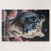 Tijger zittend in een roze rozentuin legpuzzel (Horizontaal)