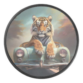 Tijger zittend op een sportauto  hockey puck