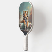 Tijger zittend op een sportauto pickleball paddle (Links)