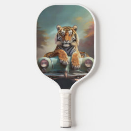 Tijger zittend op een sportauto  pickleball paddle