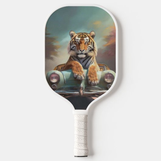 Tijger zittend op een sportauto pickleball paddle (Voorkant)