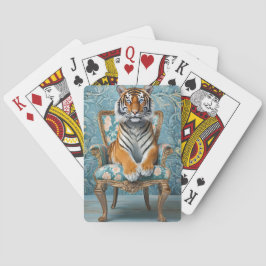 Tijger zittend op een  stoel pokerkaarten