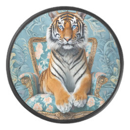 Tijger zittend op een vintage stoel hockey puck
