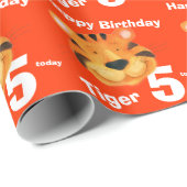 Tijgergezichtskunst en naam 5e verjaardagscrap cadeaupapier (Rol Hoek)