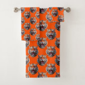 Tijgerkoppatroonontwerp Oranje Bad Handdoek (Insitu)