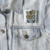 Tijgerkuil in sneeuw sluit portret af vierkante button 5,1 cm (In situ)