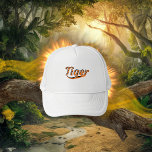 Tijgerontwerp op een zwart pet<br><div class="desc">Het "Tiger" ontwerp is niet alleen een mode statement; het is een uitnodiging om je eigen innerlijke kracht te omarmen en je onbenutte potentieel te ontsluiten.</div>