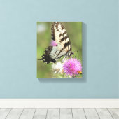 Tijgerzwaluwstaart op distel canvas afdruk (Insitu (Houten vloer))