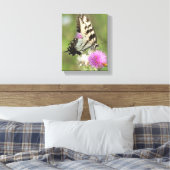 Tijgerzwaluwstaart op distel canvas afdruk (Insitu (Slaapkamer))