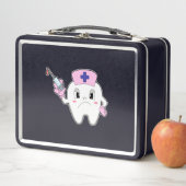 Tik als zuster met spuit.PNG (In situ)