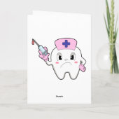 Tik als zuster met spuit.PNG Kaart (Achterkant)