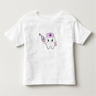 Tik als zuster met spuit.PNG Kinder Shirts
