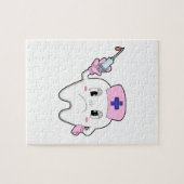 Tik als zuster met spuit.PNG Legpuzzel (Horizontaal)