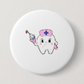 Tik als zuster met spuit.PNG Ronde Button 7,6 Cm (Voorkant)