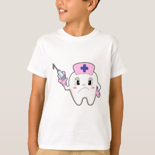 Tik als zuster met spuit.PNG T-shirt