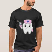 Tik als zuster met spuit.PNG T-shirt (Voorkant)