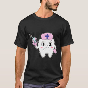 Tik als zuster met spuit.PNG T-shirt