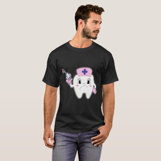 Tik als zuster met spuit.PNG T-shirt (Voorkant volledig)