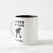 Tik op Pensioen Niet moe van het. Tweekleurige Koffiemok (Voorkant links)