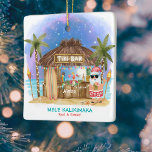 Tiki Beach Bar maanlicht Santa Tropical Christmas Keramisch Ornament<br><div class="desc">Het tropische kerstornament bestaat uit een kerstman die geniet van een vakantie in een Tiki bar op het strand onder de maan en sterren met palmbomen, lichtsnoeren en Hawaïaanse groeten van "Aloha" en "Mele Kalikimaka". Tropische cocktails, een ananas, hibiscus en palmbladeren, een surfplank en een papegaai in een piraat pet...</div>
